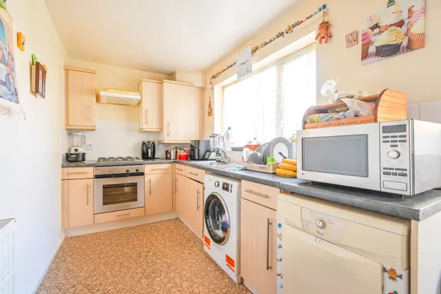 Photo 3 — 68a Whitethorn Street, London