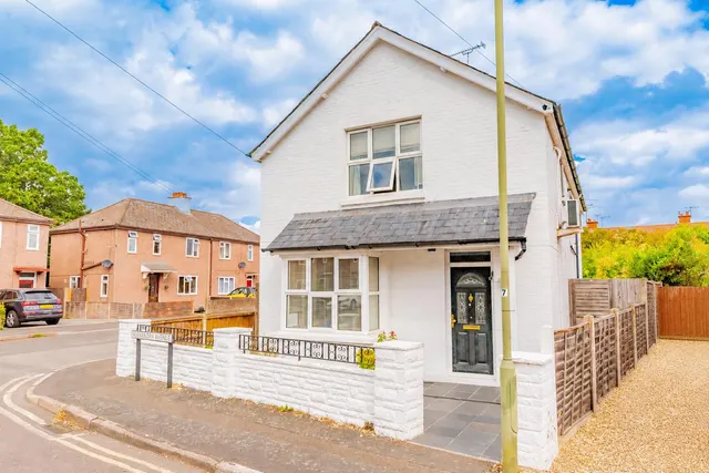 Alexandra Avenue, Camberley, photo 1