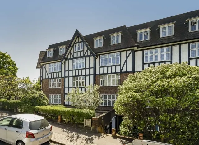 Finchley Road, NW2, photo 1