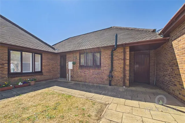 Pond Farm Close, Duston, NN5, photo 1