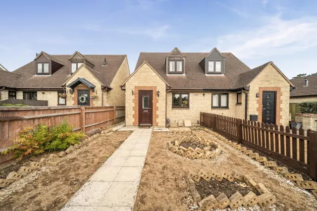 Burford Road, Carterton, OX18, photo 1