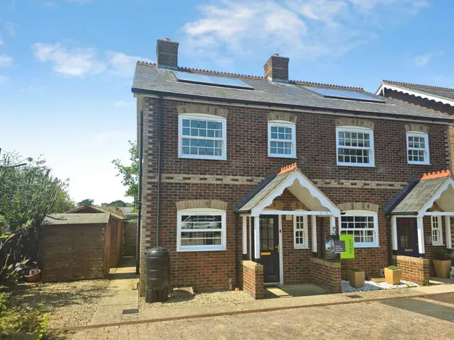 High Street, Freshwater, PO40, photo 1