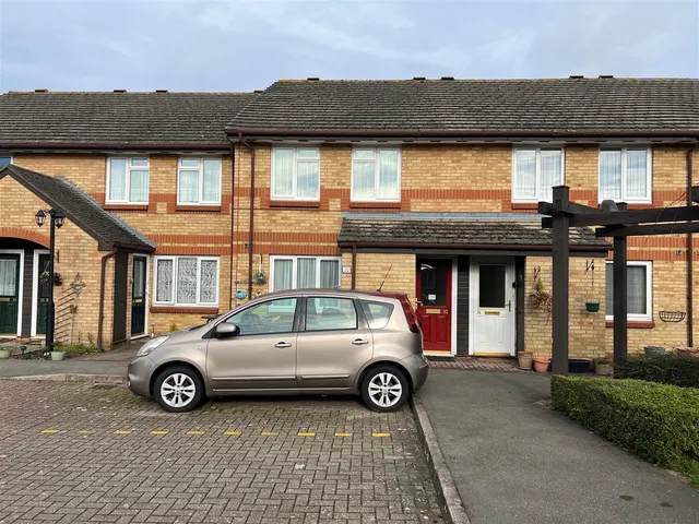 Auriol Drive, Uxbridge, photo 1
