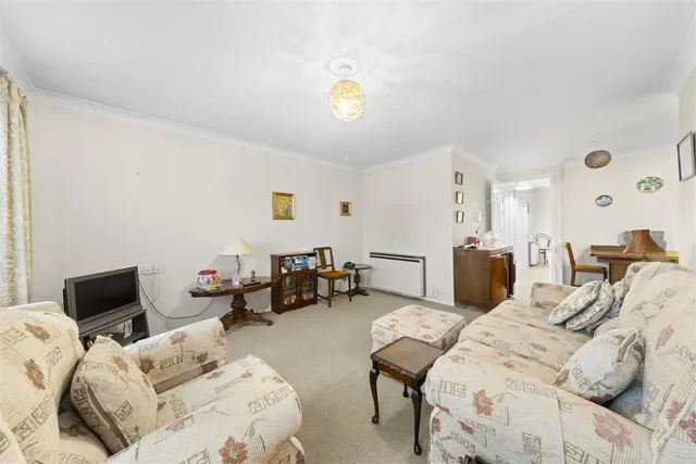 Auriol Drive, Uxbridge, photo 2