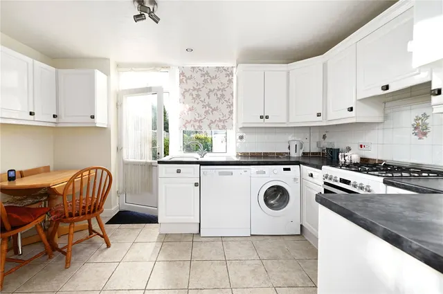 Robins Grove Crescent, Yateley, GU46, photo 3
