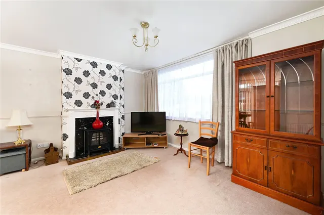 Robins Grove Crescent, Yateley, GU46, photo 2