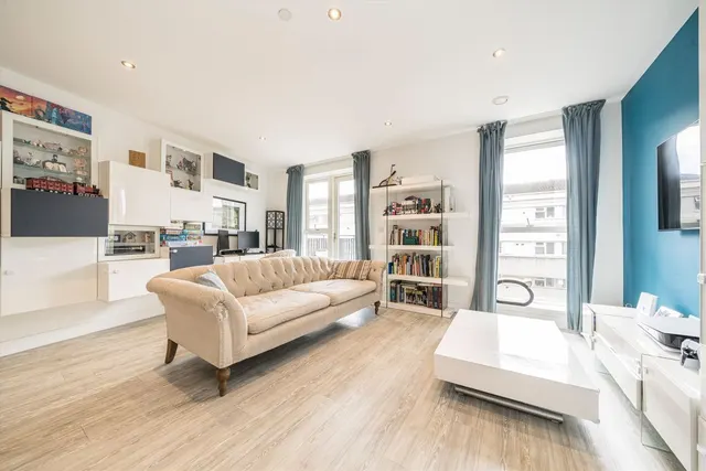 Trinity Way, W3, photo 1