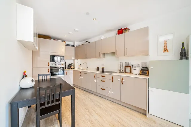 Trinity Way, W3, photo 2
