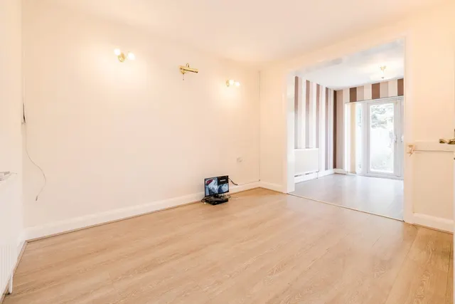 Photo 2 — Victor Gardens, Hornchurch, Essex, RM12