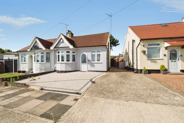 Victor Gardens, Hornchurch, Essex, RM12, photo 1