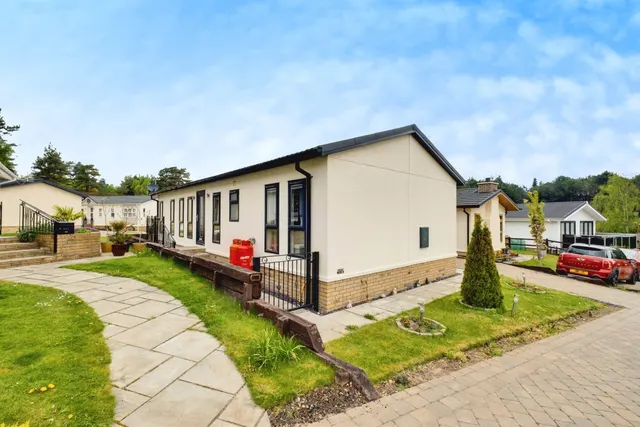 Maple Walk, Matchams, BH24, photo 1