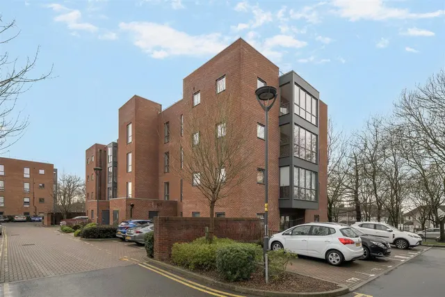 Brand Avenue, Uxbridge, UB10 0FS, photo 1