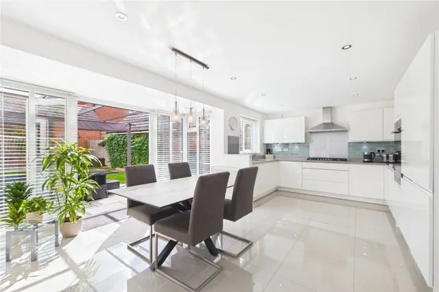 Fullbrook Avenue, Spencers Wood, RG7, photo 2