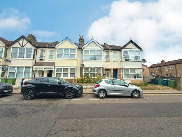 Rosslyn Crescent, Harrow, HA1, photo 1