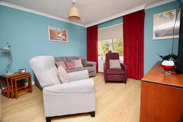 Photo 2 — Craigelvan Place, Cumbenauld, G67 4RW