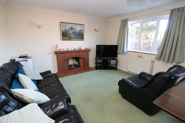 Pinecot Pinewood Drive, Middlesex Staines-upon-Thames, TW18, photo 2