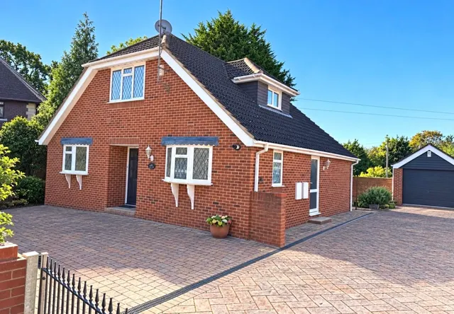 Pinecot Pinewood Drive, Middlesex Staines-upon-Thames, TW18, photo 1