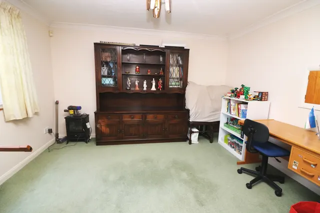 Pinecot Pinewood Drive, Middlesex Staines-upon-Thames, TW18, photo 3
