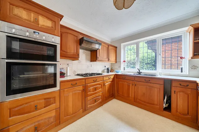 Squirrel Wood, West Byfleet, KT14, photo 3