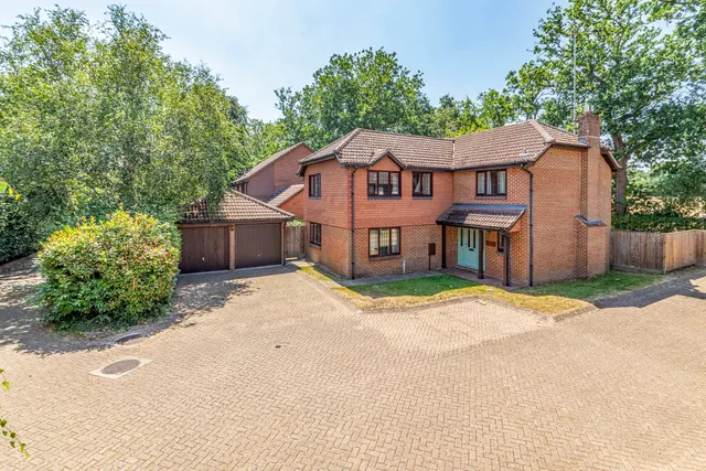 Squirrel Wood, West Byfleet, KT14, photo 1