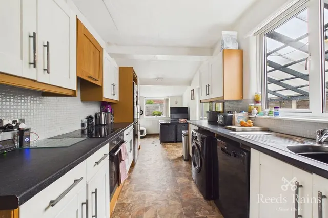 South Grove, Sale, M33, photo 3