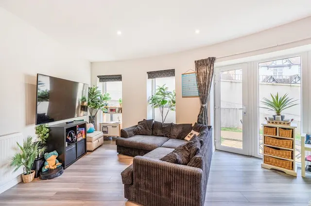 Waterloo Road, Uxbridge, UB8, photo 3