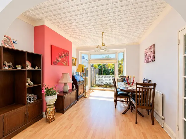 Terraced For SaleCentral Avenue, Hounslow, TW3, photo 2