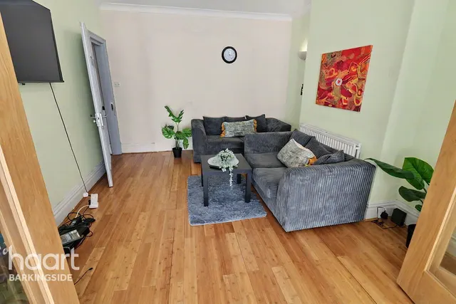 Herent Drive, Clayhall, IG5, photo 3