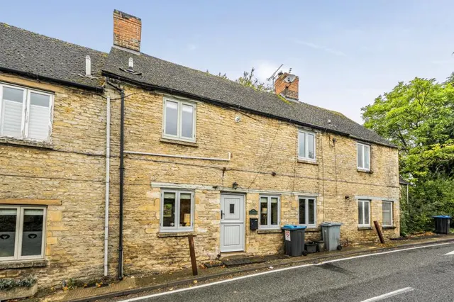 College Row, Crawley, OX29, photo 1