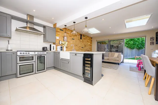Photo 2 — Holme Close, Hatfield AL10 9LQ