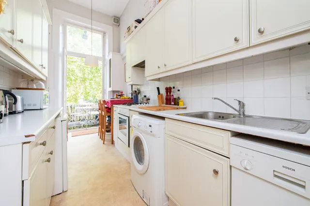 Photo 3 — Flat 5, 33-34 Nevern Square, London