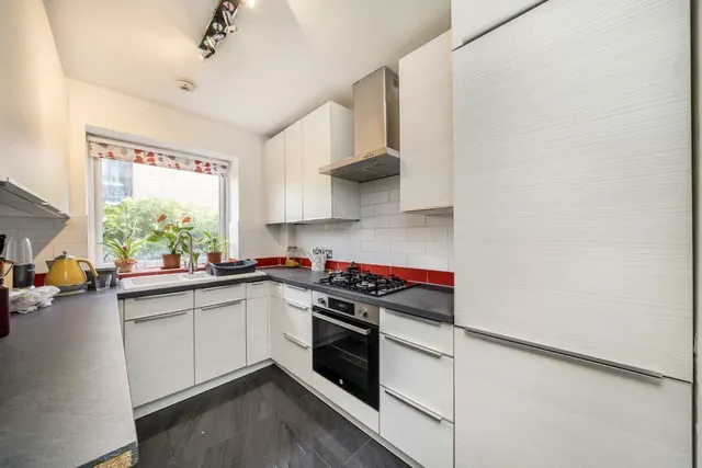Waynflete Street, SW18, photo 2