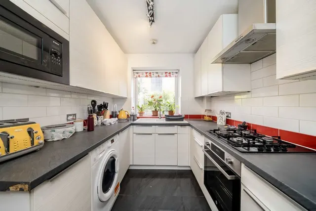 Waynflete Street, SW18, photo 3