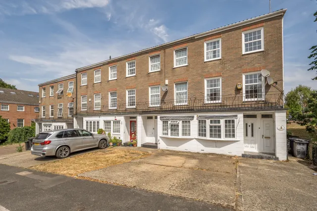 4 Guildown Avenue, London, photo 1