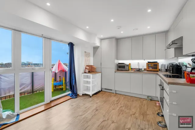 Bennett Court, Ashford, TW15, photo 2
