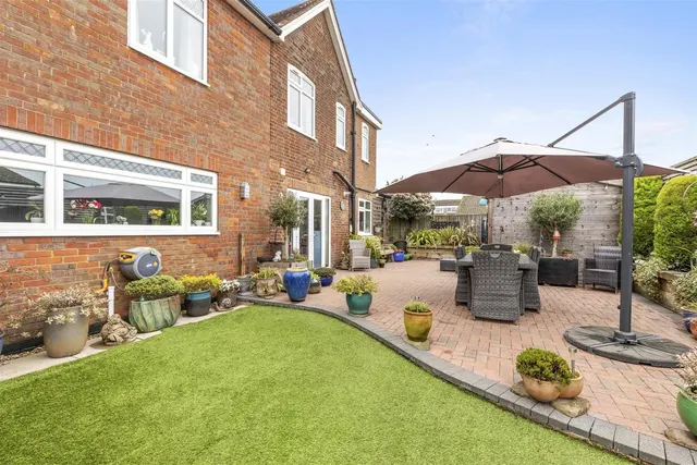 Pond Approach, Holmer Green, HP15, photo 2