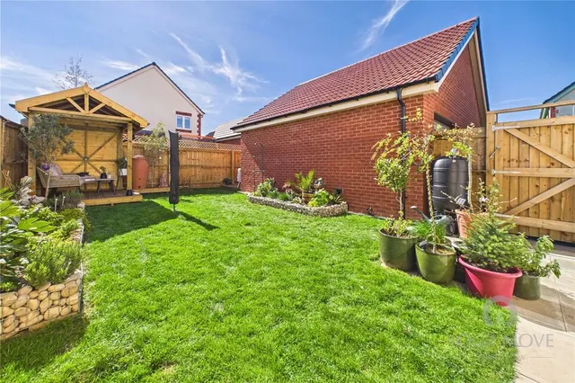 Periwinkle Gardens, Desborough, NN14, photo 2