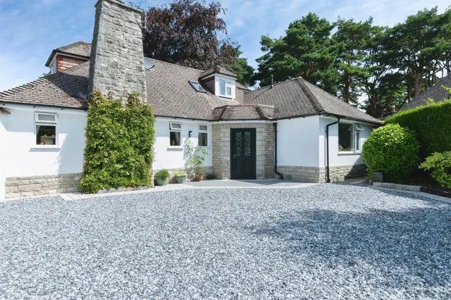 Cresta Gardens, West Parley, Ferndown, photo 1