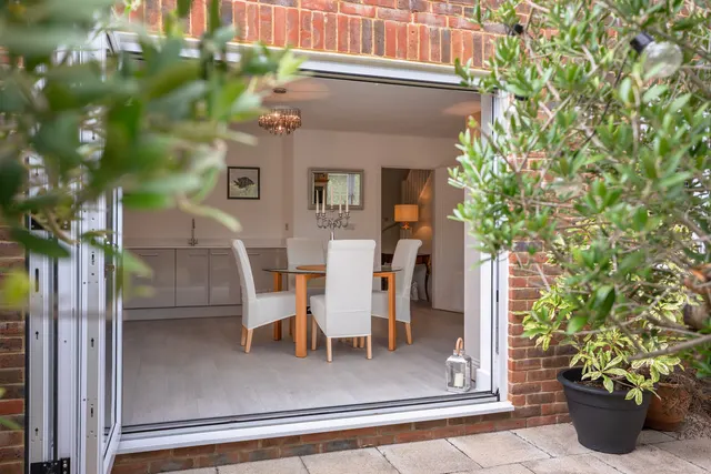 Sycamore Road, Cranleigh, GU6, photo 2