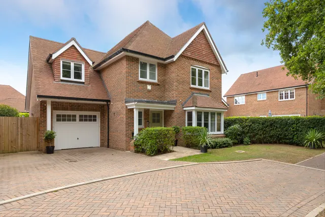 Sycamore Road, Cranleigh, GU6, photo 1