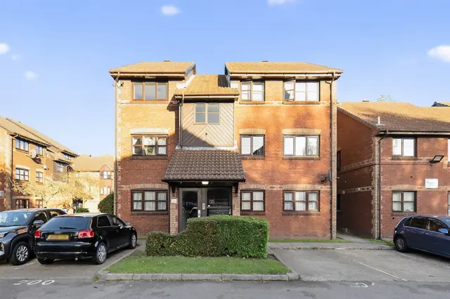 Lowry Crescent, Mitcham, CR4, photo 2