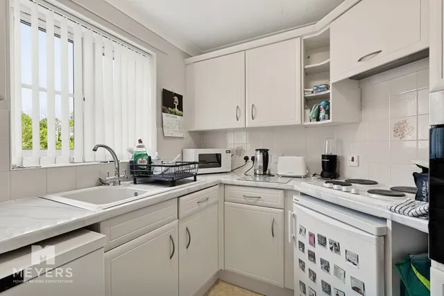 Regency Crescent, Christchurch, BH23, photo 2