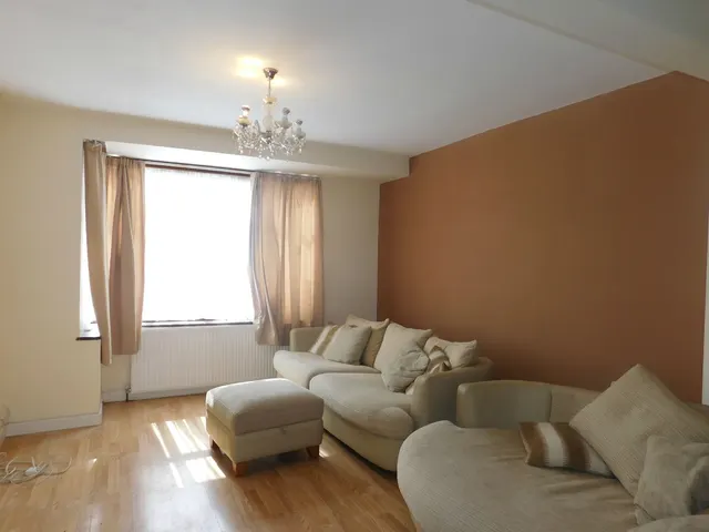 Clauson Avenue, Northolt, UB5, photo 1