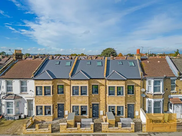 3 bedroom house — Grove Green Road, London, E11 4EN