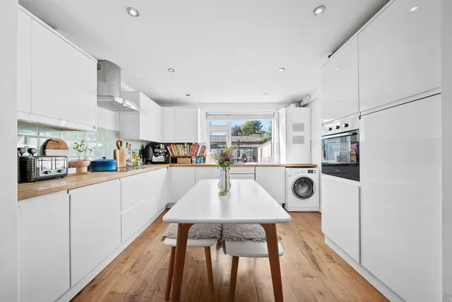 First Avenue, Walton-On-Thames KT12 2HL, photo 1