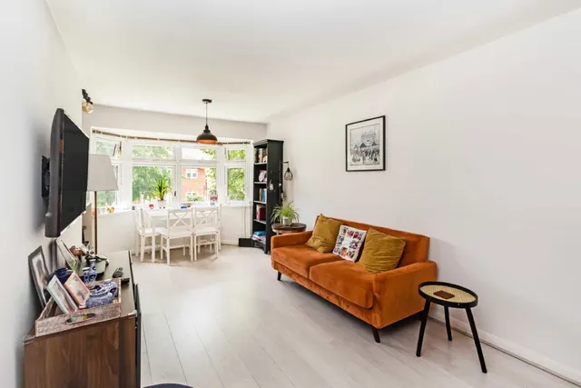 Thornbury Road, TW7, photo 2