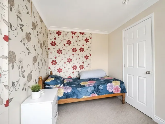 Photo 3 — Parkland Drive, Bracknell, Berkshire, RG12 2QD