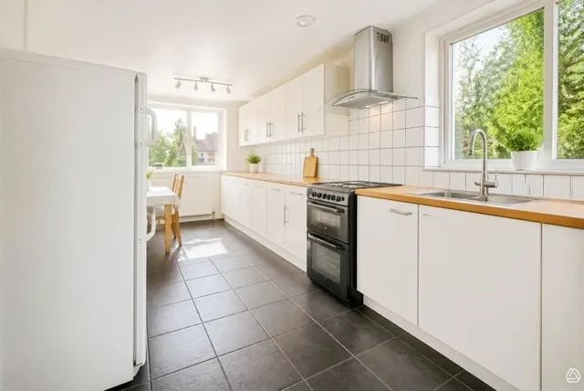 Photo 2 — Parkland Drive, Bracknell, Berkshire, RG12 2QD