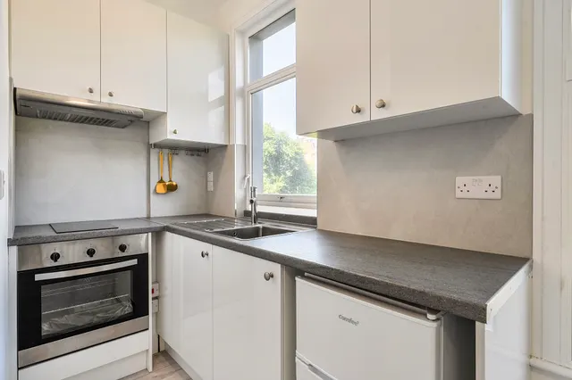 Photo 3 — Flat G, 25 Warwick Road, London