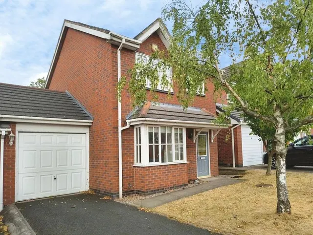 3 bedroom house — Woodside Road, Ketley, Shropshire, TF1